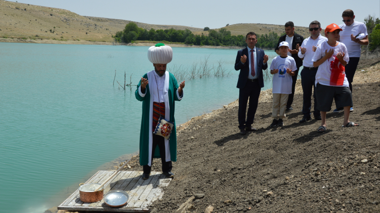 Eskişehir'in temsili 'Nasreddin Hoca'sı göle maya çaldı